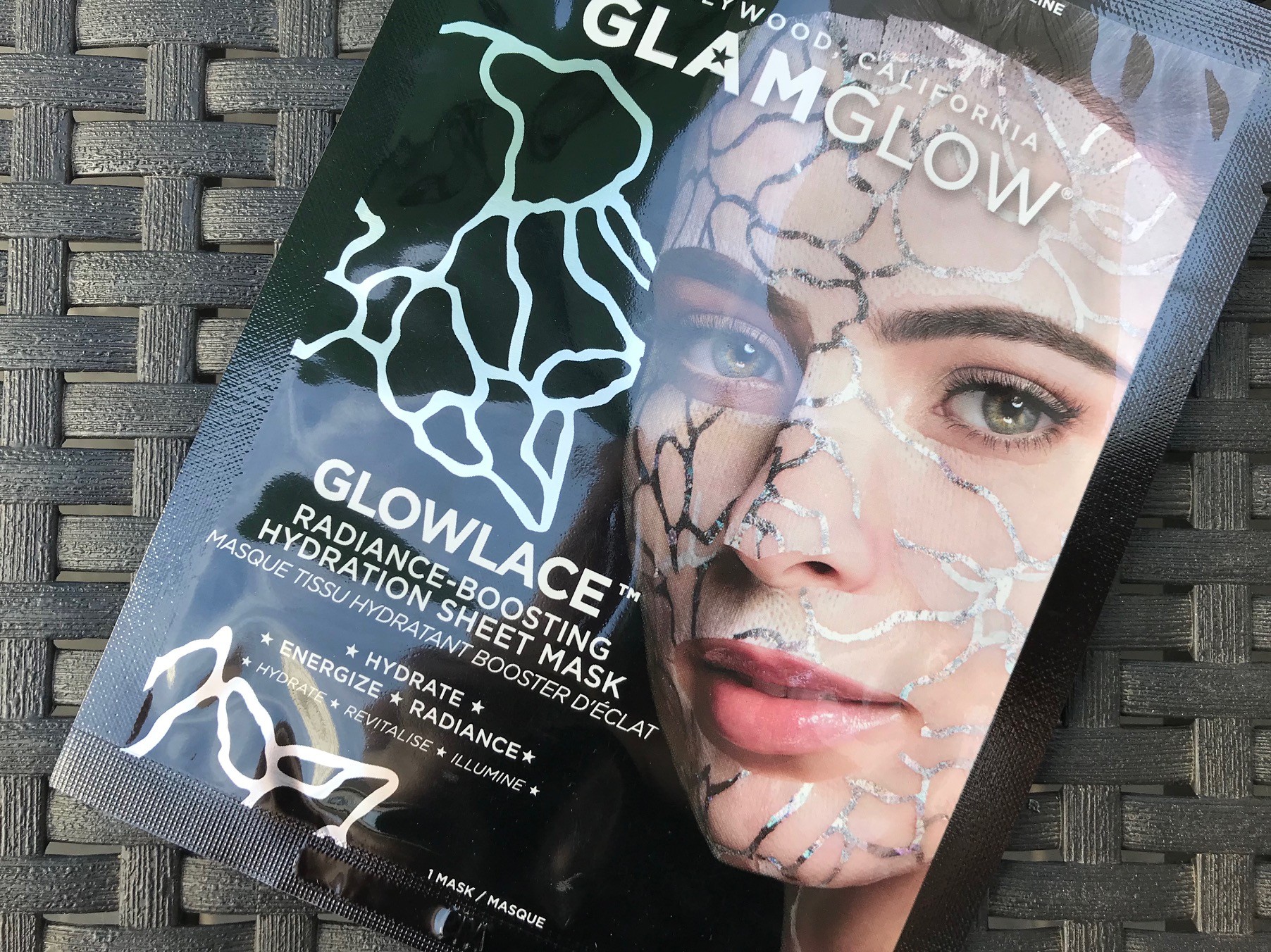 De daadwerkelijke galerij item Review: GlamGlow Glowlace Radiance Boosting Hydration Sheet Mask -  Vanessablogt