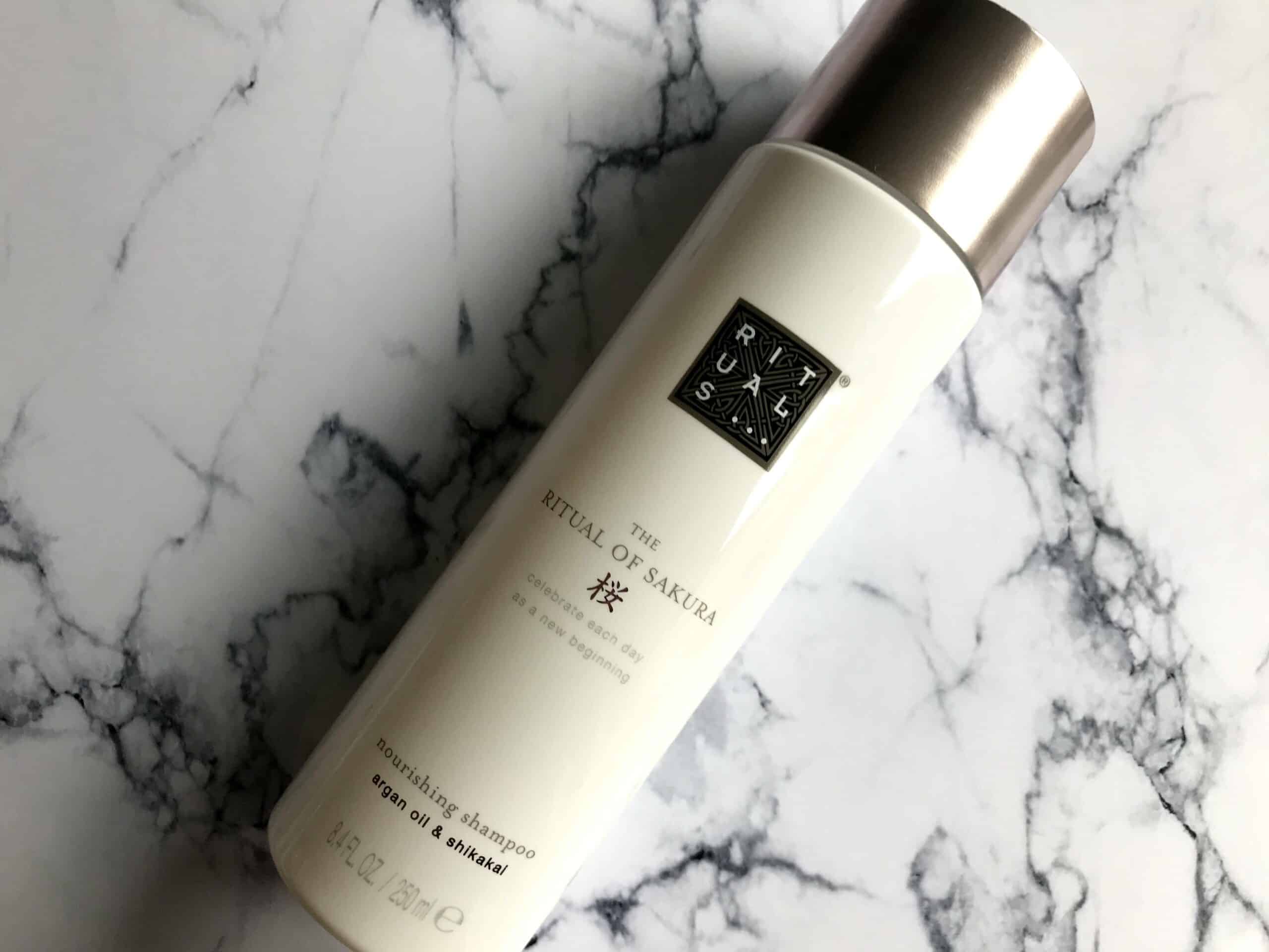 het is mooi Gedetailleerd Kruipen Review: The Ritual of Sakura shampoo & conditioner - Vanessablogt