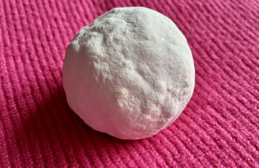 lush snowball bath bomb