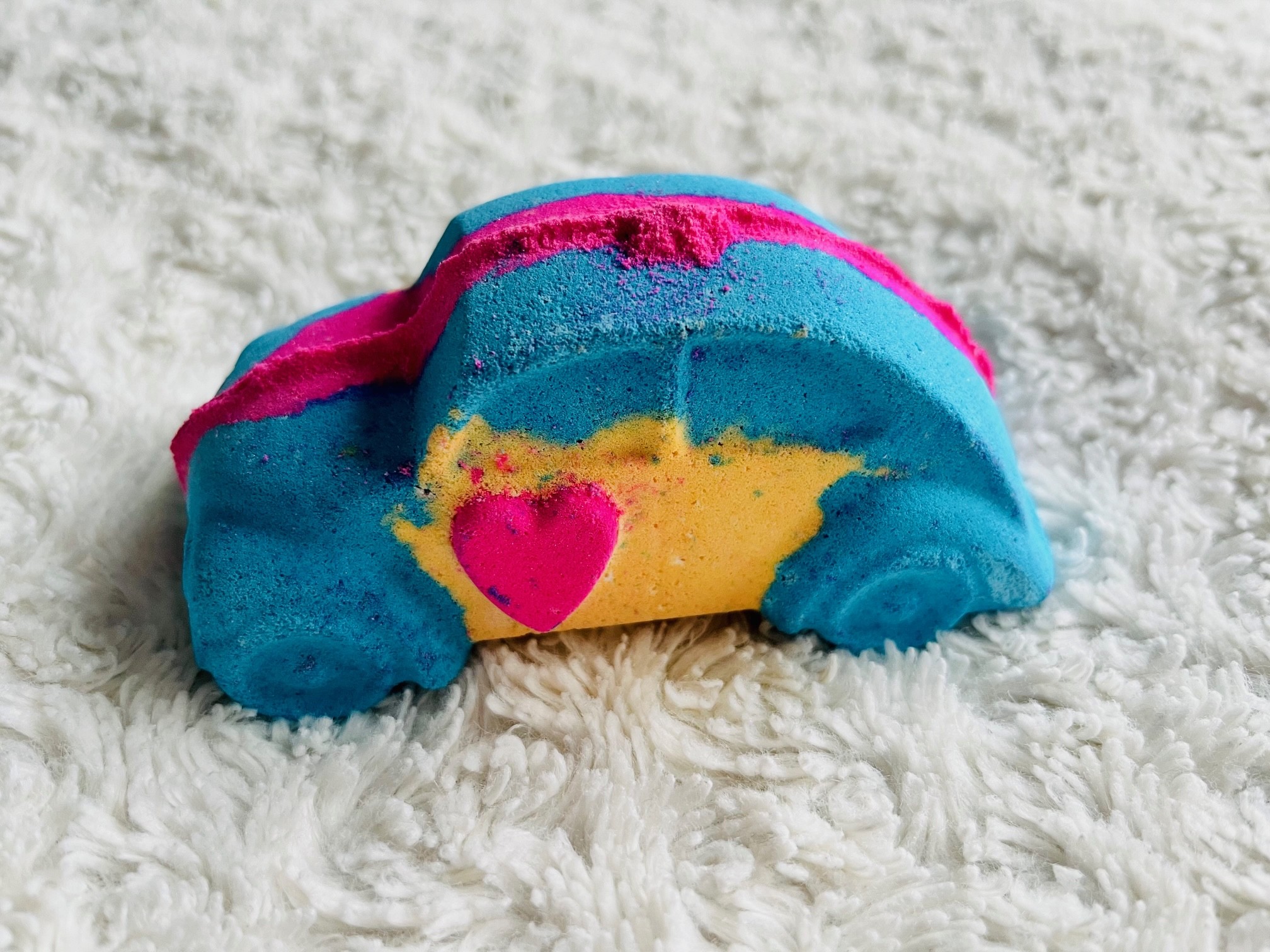 lush love bug bath bomb