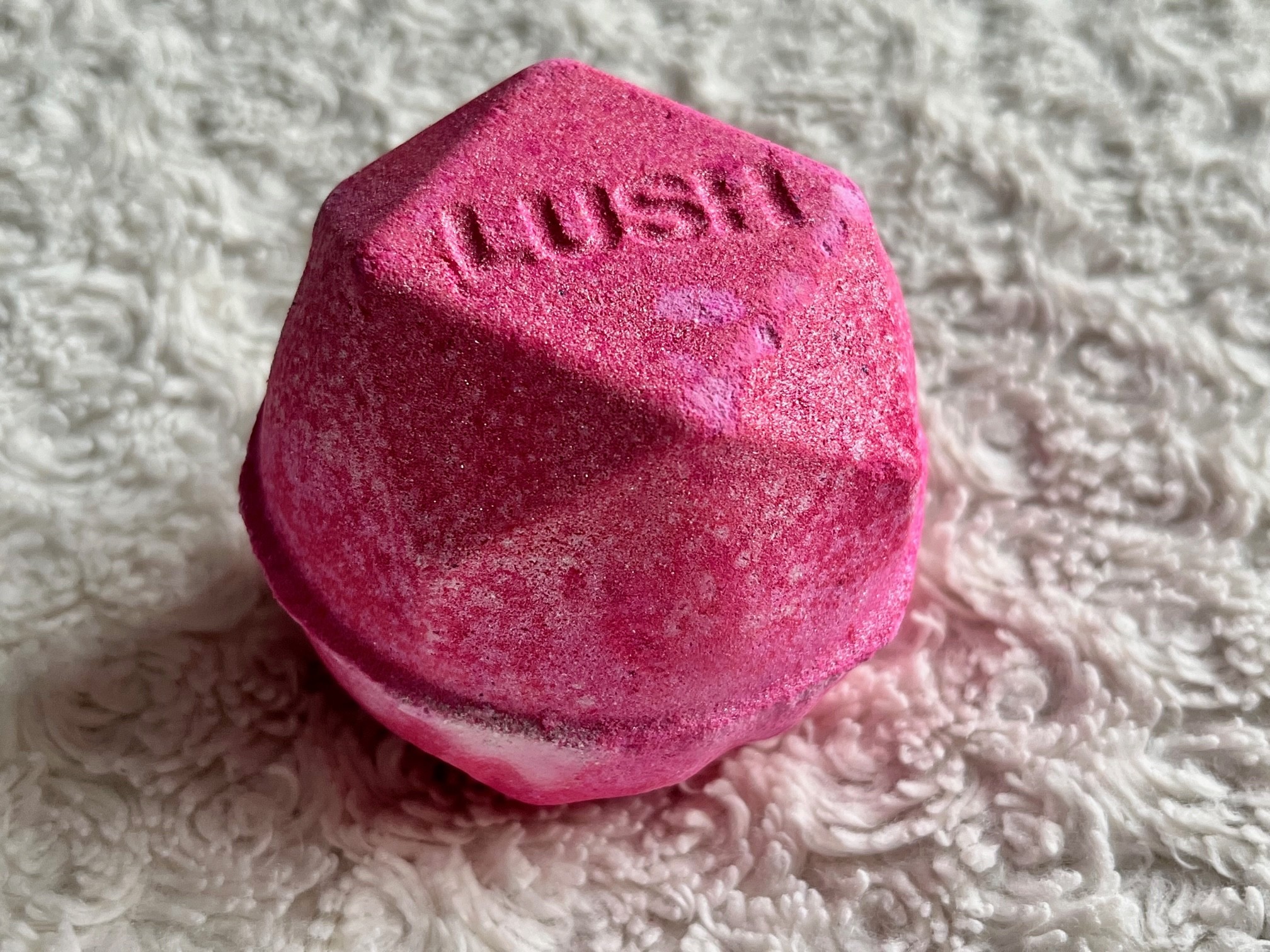 lush think pink bath bomb