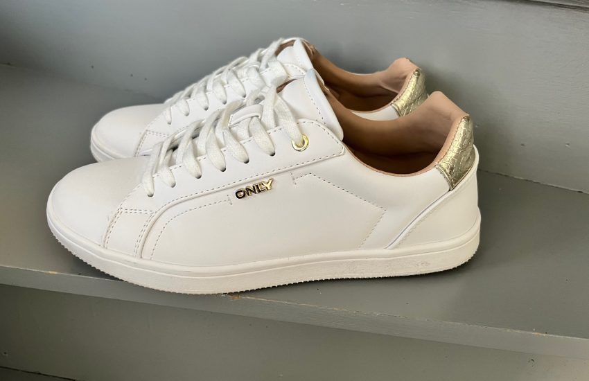 witte sneakers only