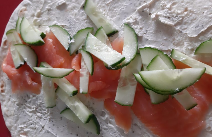 wraps met kruidenkaas en zalm en komkommer