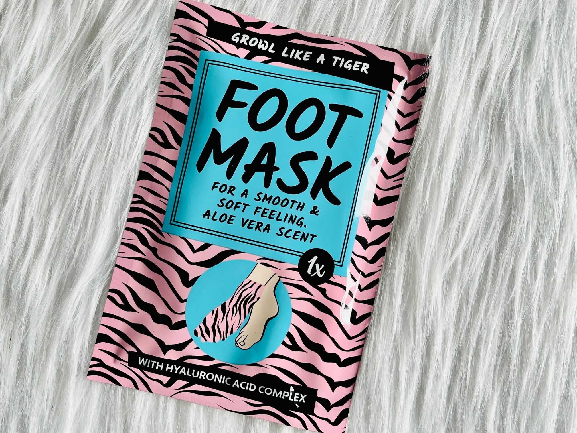 action voetenmasker met print