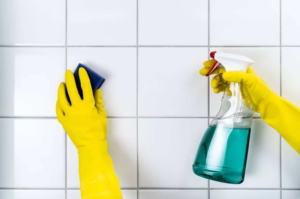 hoe krijg je voegen badkamer weer wit