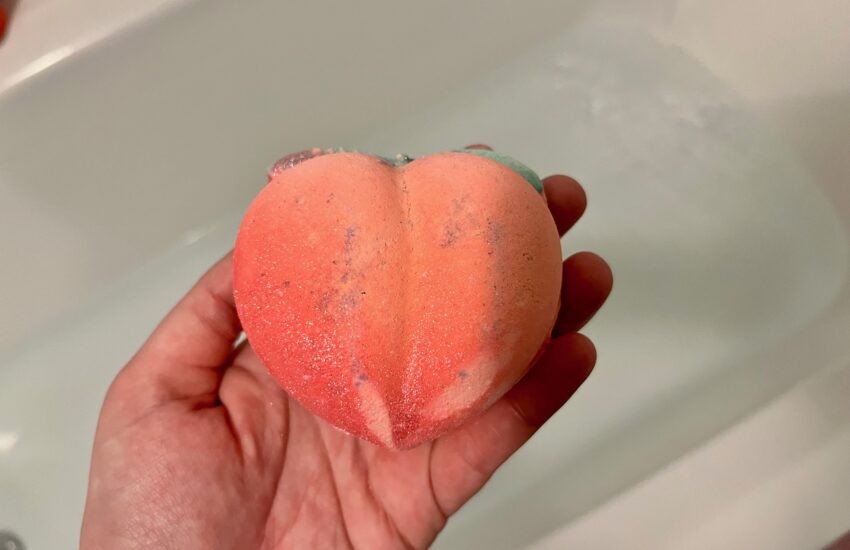 lush peachy bath bomb