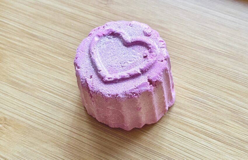 Lush Floating Love Island Bath Melt