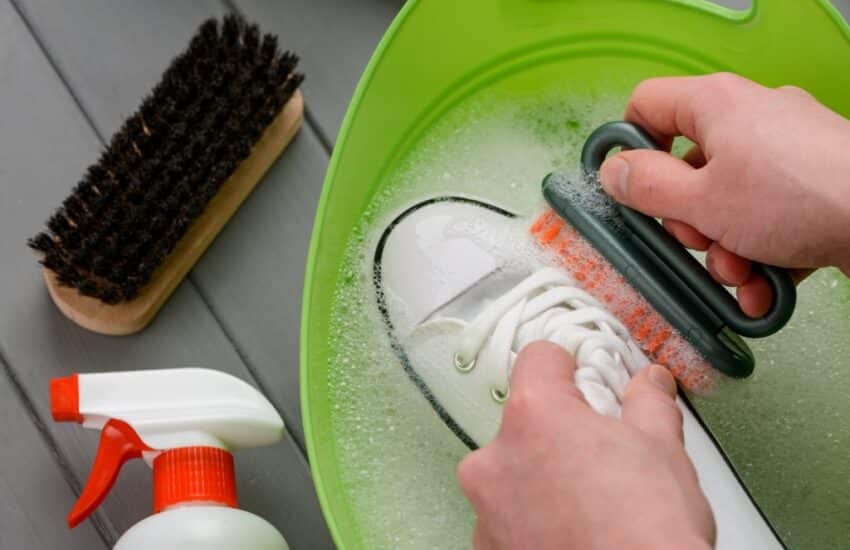 witte schoenen schoonmaken