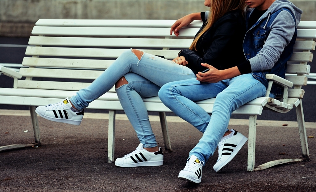 hoe combineer je sneakers