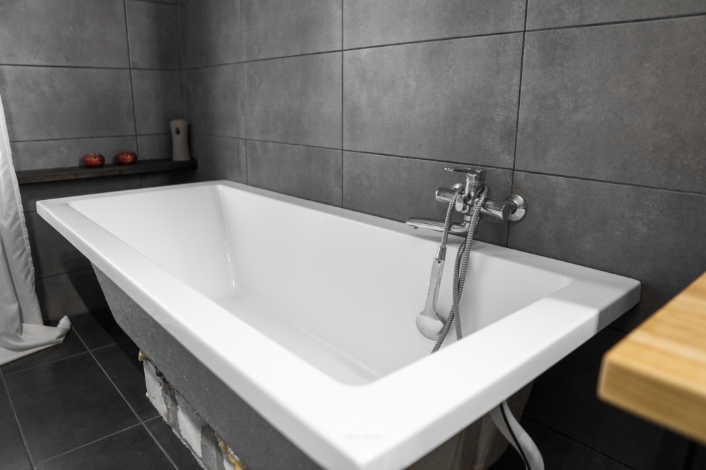tegelmuur badkamer